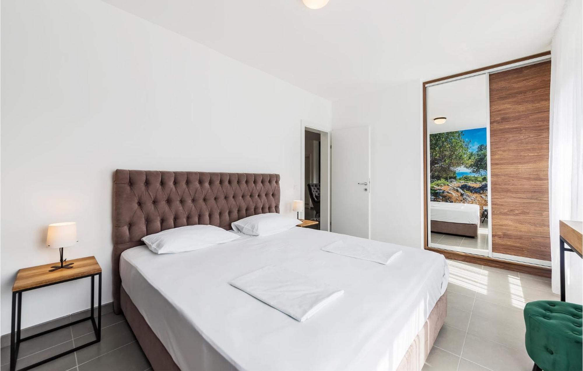 Amazing Apartment In Premantura With Kitchen מראה חיצוני תמונה