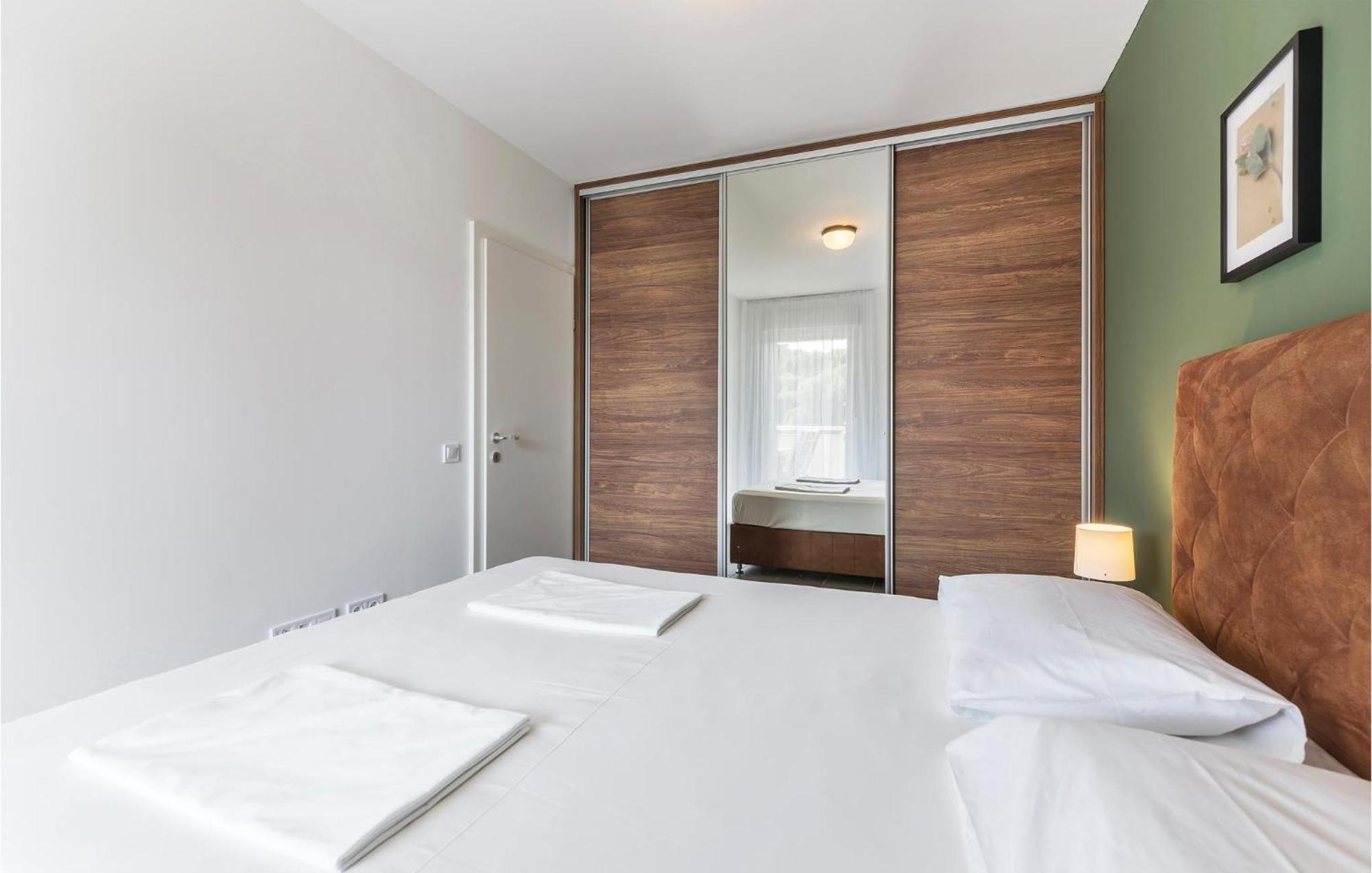 Amazing Apartment In Premantura With Kitchen מראה חיצוני תמונה