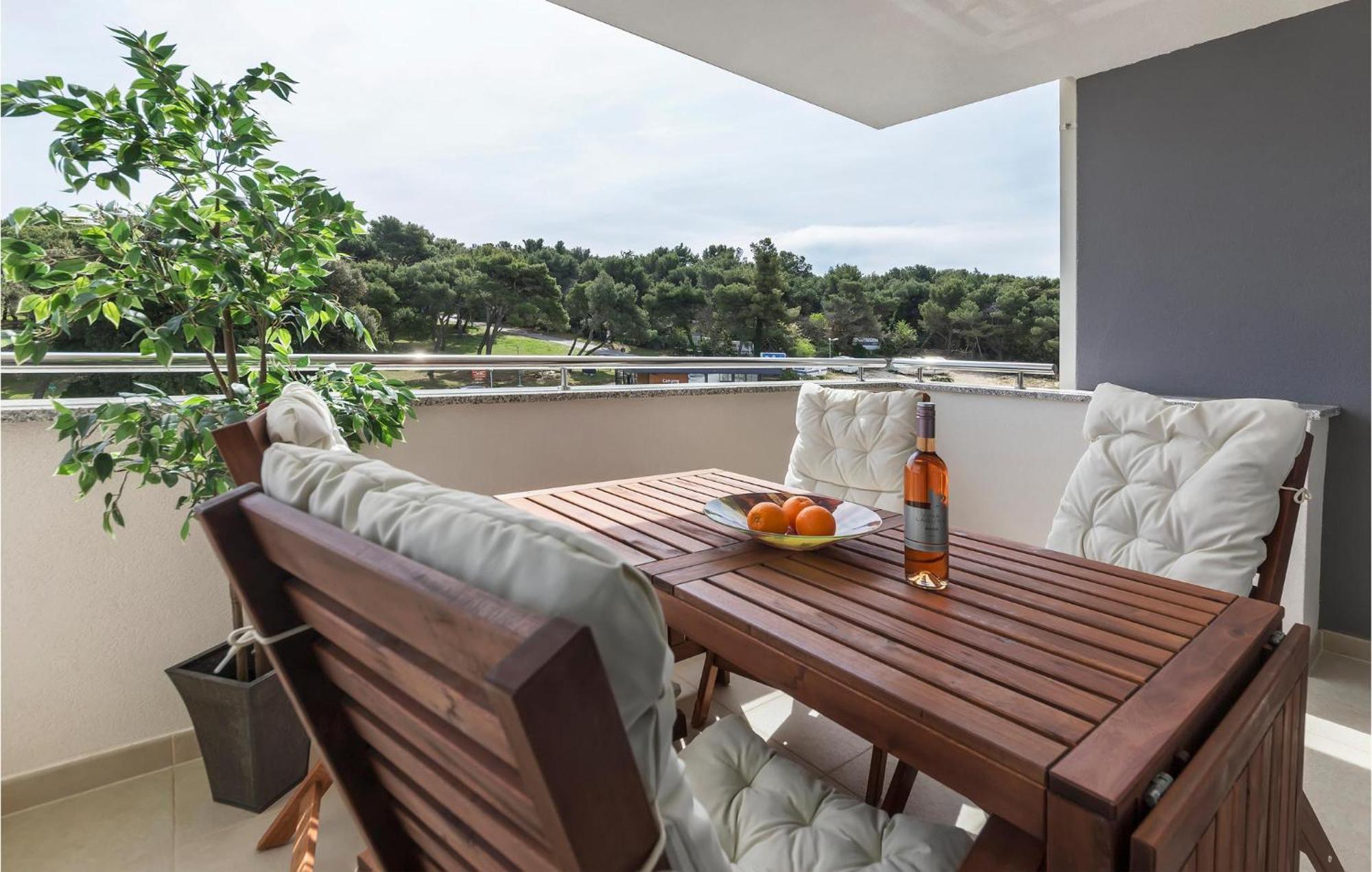 Amazing Apartment In Premantura With Kitchen מראה חיצוני תמונה