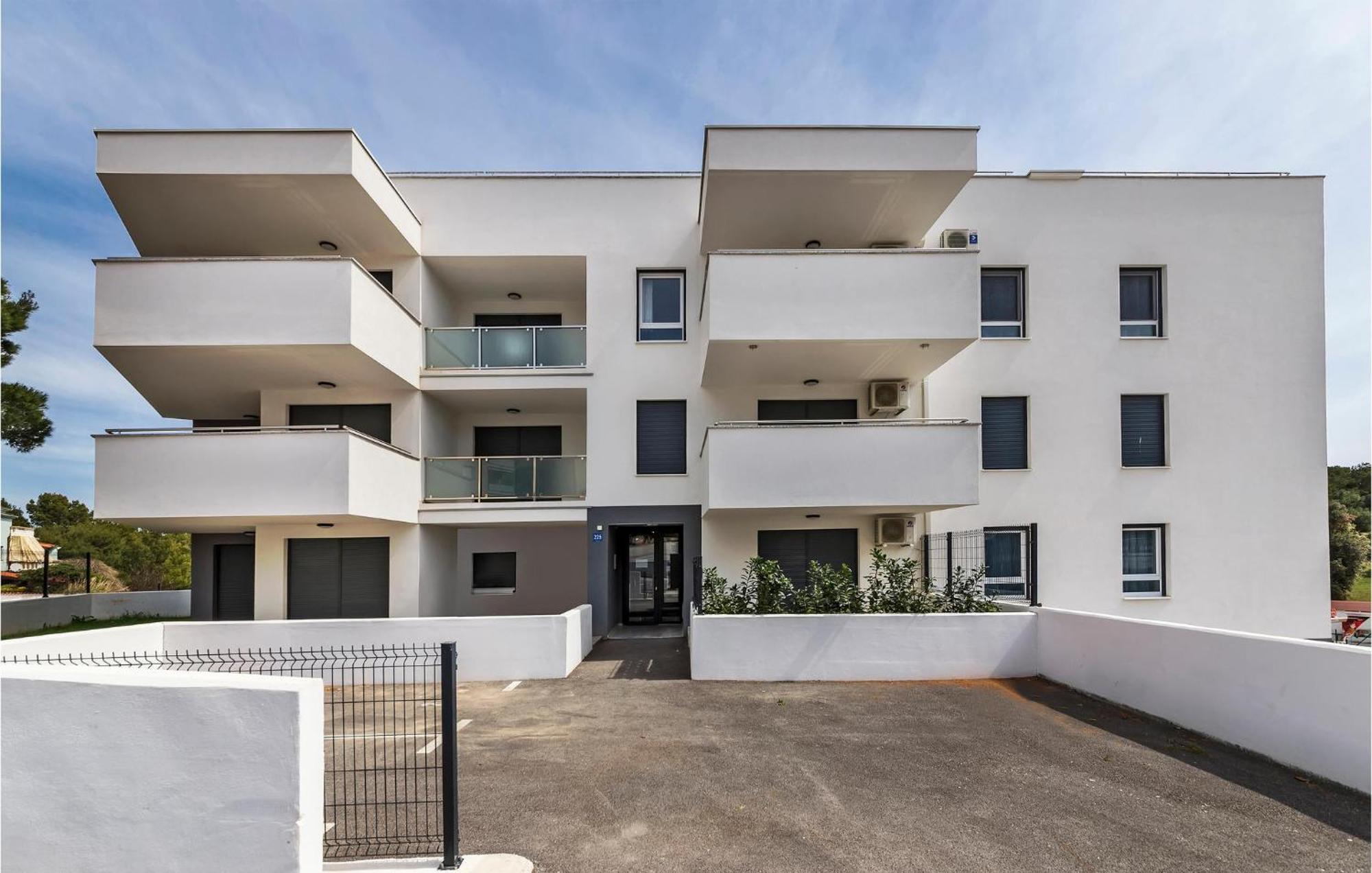 Amazing Apartment In Premantura With Kitchen מראה חיצוני תמונה